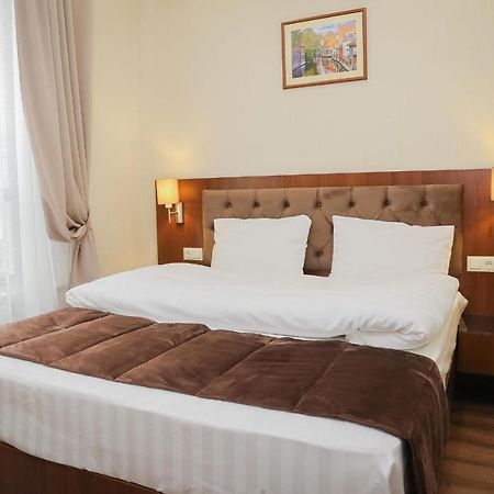 Riviera Hotel Bisjkek Buitenkant foto
