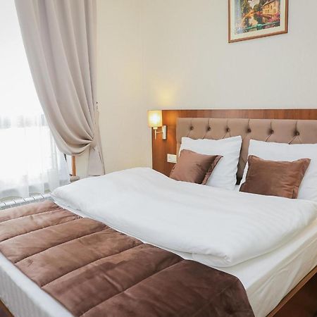 Riviera Hotel Bisjkek Buitenkant foto
