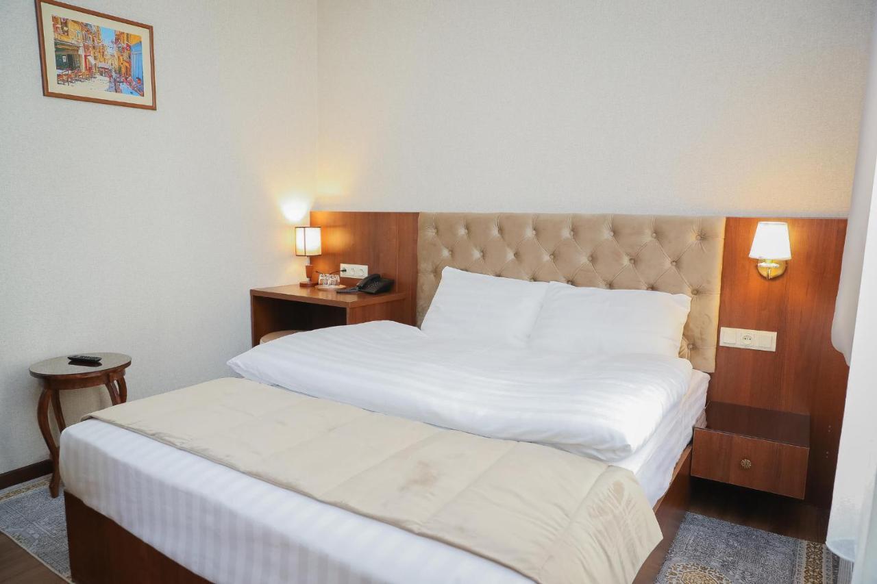 Riviera Hotel Bisjkek Buitenkant foto